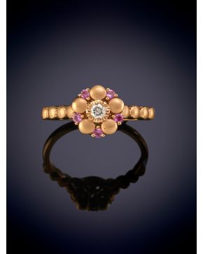 476-ELEGANTE SORTIJA DE DISEÑO EN FLOR CON UN BRILLANTE CENTRAL DE CORADO POR ZAFIROS ROSAS en oro mate rosa de 18k. 