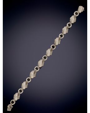 491-ELEGANTE PULSERA DE ORIGINAL DISEÑO CUAJADA DE PAVÉ DE BRILLANTES sobre una montura en oro blanco de 18K.