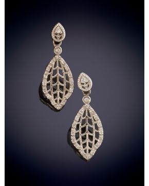 496-BELLOS PENDIENTES EN FORMA DE HOJA DECORADOS POR BRILLANTES en oro blanco de 18K.