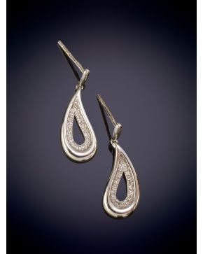 504-BELLOS PENDIENTES EN FORMA DE LÁGRIMA DECORADOS POR BRILLANTES en oro blanco de 18K.