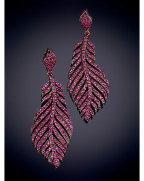 534-ELEGANTES PENDIENTES CON DISEÑO DE PLUMAS DECORADOS POR RUBÍES sobre una montura en oro de 18K y plata. 