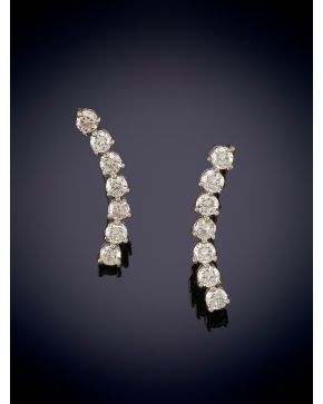 548-PENDIENTES LARGOS DE BRILLANTES CON UN PESO TOTAL DE 0,90CT.APROX. Montura de garras en oro blanco de 18k. 