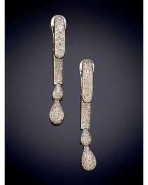 563-ELEGANTES PENDIENTES LARGOS CUAJADOS DE PAVÉ DE BRILLANTES sobre una montura en oro blanco de 18K.