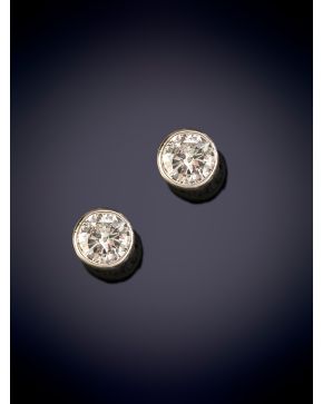 581-ELEGANTES CHATONES DE BRILLANTES sobre una montura en oro blanco de 18k. Peso total aprox: 0,80 CT. 