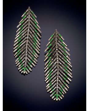 601-ELEGANTES PENDIENTES EN FORMA DE PLUMA DECORADOS POR BRILLANTES NEGROS Y BLANCOS, Y ESMERALDAS sobre una montura en oro de 18K y plata. 