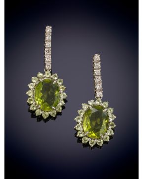 602-PENDIENTES DE BRILLANTES Y PERIDOTOS, TALLA OVAL SOBRE UNA MONTURA DE GARRAS EN ORO BLANCO DE 18K. 