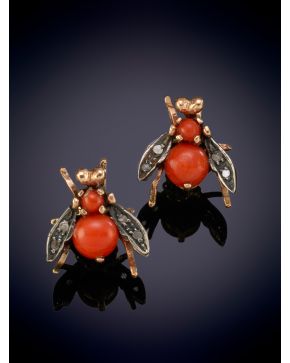 86-ELEGANTES PENDIENTES CON DISEÑO DE MOSCA DECORADOS POR CORAL ROJO DEL MEDITERRÁNEO Y DIAMANTES TALLA ROSA sobre una montura en oro rosa de 9K.