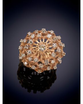 91-ELEGANTE SORTIJA BOMBÉ CALADA DECORADA POR BRILLANTES DE 0,90CT sobre una montura en oro rosa de 14K.