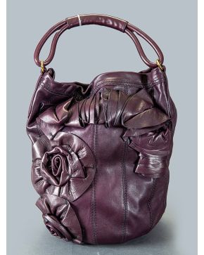 989-VALENTINO Bolso en forma de fondo de saco en piel color berenjena con detalles florales.