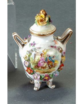 2223-Pequeño jarrón con tapa en porcelana de Dresde, Carl Thieme, ff. s. XIX. Con 