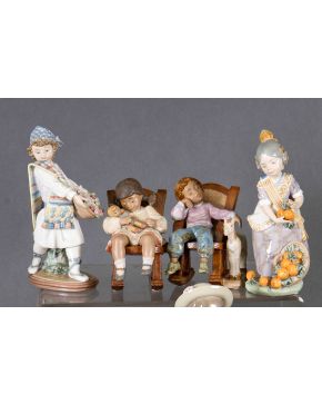 2298-LLADRÓ Lote de cuatro figuras en porcelana, valencianos y niños duermiendo.