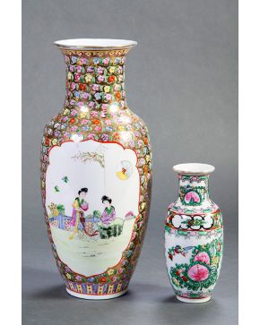 2315-Lote formado por dos jarrones en porcelana de Macao, pp. s. XX, uno estilo Famil