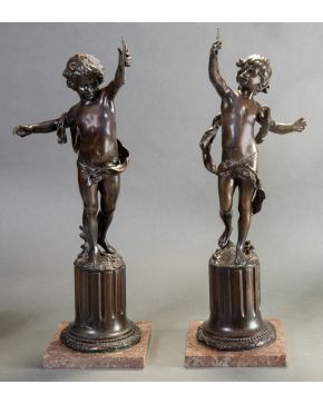 2226-Niños danzantes" en bronce pavonado sobre columna clásica acanalada. Sobre peana