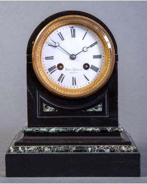 2211-Reloj de sobremesa estilo Imperio de Peña y Sobrino (Madrid)  ca. 1900, en mármo