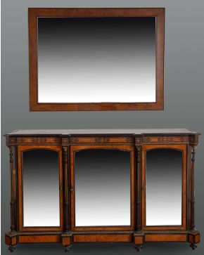 1191-Lote compuesto por: elegante conjunto de aparador alfonsino pp. s. XX en madera 