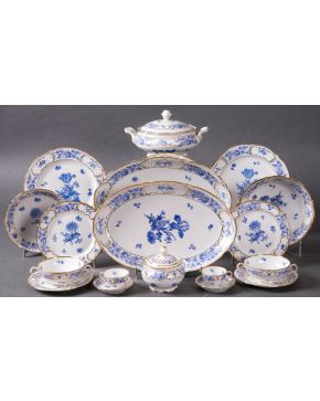 656-Completa vajilla en porcelana de Bavaria con filos doradas y decoración de flore