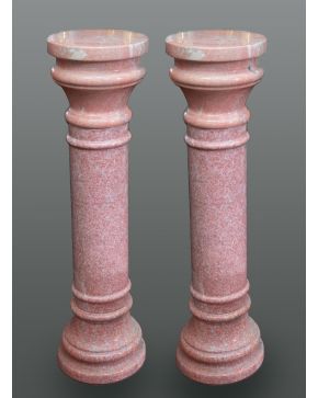 2356-Pareja de columnas toscanas en mármol rosado.  Altura: 90 cm. 