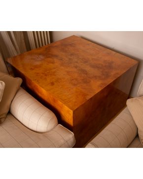 2369-Moderna mesa-cubo en madera de ráiz de nogal. Medidas: 61 x 90 x 90 cm.  