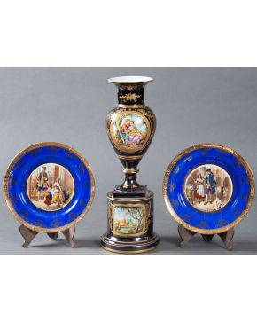 1255-Lote de porcelana francesa, estilo Sèvres, s. XX, compuesto por jarrón y pareja 