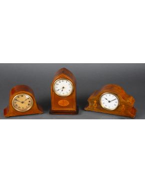 2363-Lote de tres relojes de cuerda de mesa ingleses en madera.  Altura mayor: 22 