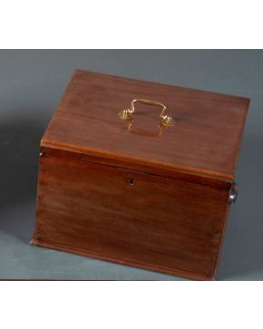 2375-Caja inglesa para mantas en madera de roble con asa de bronce y tres mantas esco