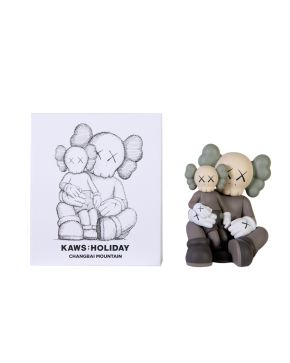 285-KAWS  (Jersey City 1974)  Holiday Changbai Mountain (brown)". 2022  Escult