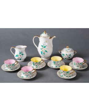 1213-Juego de café y té en porcelana de Limoges compuesto por: seis tacitas con sus p