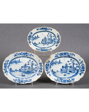 596-Juego de tres bandejas ovaladas en porcelana china azul y blanca Nanking, Compañ