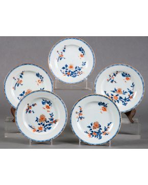 521-Juego de cinco platos en porcelana china estilo Imari, Compañía de Indias, Dinas