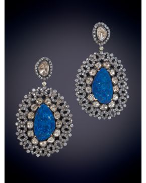 362-MODERNOS PENDIENTES DE ÓPALOS AZULES, DIAMANTES TALLA ROSA Y BRILLANTES. Montura en plata y oro de 18k.