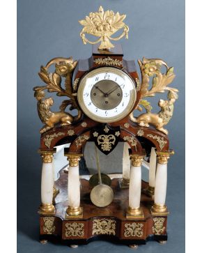 2209-Reloj de sobremesa Biedermeier, Viena c. 1820. En maderas frutales, y madera dorada y policromada. Pórtico de columnas de alabastro, con espejos 