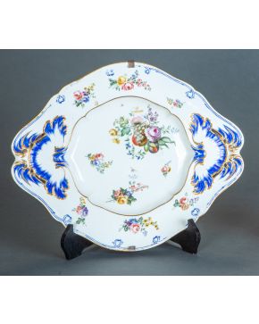 2192-Gran fuente oval en porcelana esmaltada francesa con decoración de frutos, flores y detalles en dorado y azul cobalto. Finales s. XIX. Con marcas