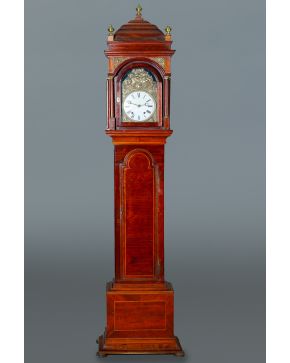 2108-Reloj de antesala estilo inglés con caja en madera de caoba con filos en marquetería, siglo XIX. Esfera con numeración romana y pletina en latón 