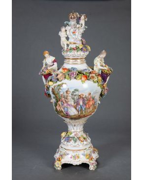 655-Gran jarrón con tapa en porcelana de Viena, c. 1900. Con marcas. Con escenas galantes en el cuerpo, personajes femeninos en bulto redondo con cest