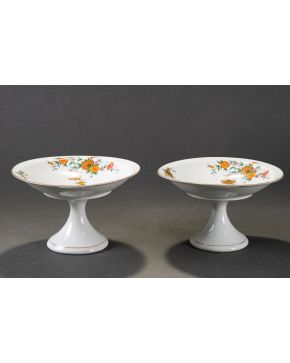 2204-Pareja de fruteros en porcelana de Bavaria. Decoración floral, con marcas. Filos dorados.  Altura: 15 cm.