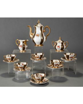 2202-Juego de café en porcelana de Bavaria con decoración de frutos y detalles en dorado. Se compone de: Cafetera, lechera, azucarero y seis tazas con