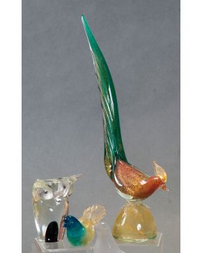 2227-Lote de tres piezas en cristal de Murano. Una de ellas con consolidación.  Altura mayor: 43 cm.