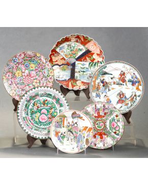 2255-Lote de seis platos orientales en porcelana, c. 1900. Uno de estilo Imari y los demás chinos (uno millefiori"). Decoración de aves en paisaje, fl