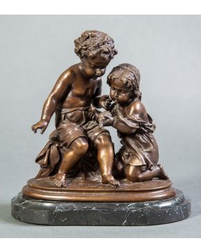 2216-ESCUELA FRANCESA, 1898 Pareja de niños con ave" Escultura en bronce pavonado firmada y fechada "Moreau" (1898) sobre peana de mármol. Altura: 24 