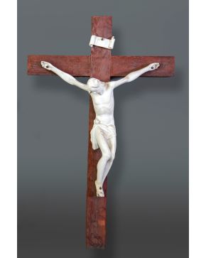 2275-ESCUELA ESPAÑOLA, S. XVII Cristo crucificado" en biscuit sobre cruz de madera. Altura: 29 cm."