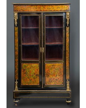 424-Biblioteca auxiliar de doble puerta acristalada Napoleón III en madera ebonizada con marquetería de parte y contraparte en carey y latón dorado, y