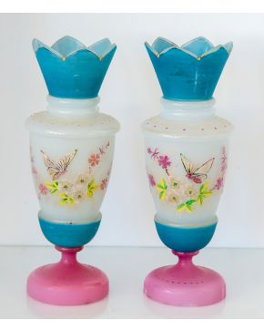 1069-Pareja de opalinas con cuerpo blanco pintado de flores y mariposas. Boca y base azul y rosa.  Altura: 28 cm. 