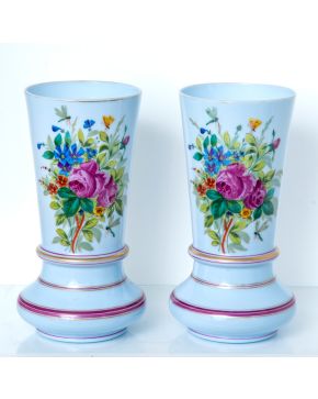 1411-Pareja de jarrones en forma de vasos altos en opalina blanca con ramo de flores pintado en el cuerpo central.  Altura: 30 cm. 