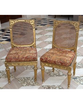 465-Pareja de sillas auxiliares, Italia, c.1780.  En madera tallada y dorada con decoración vegetal relevada con asientos y respaldos en rejilla. Sobr