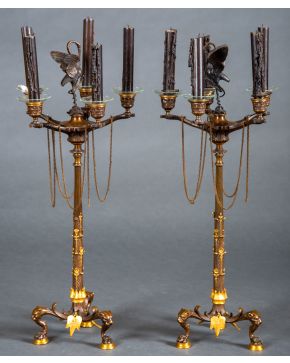 682-Pareja de candelabros de cinco luces, Napoleón III, en bronce pavonado y dorado con remate de cisne. Finales s. XIX. Posiblemente Barbedienne. Sob