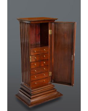 537-"Gentleman’s dressing cabinet" Armario para caballero Jorge III, Inglaterra, C. 1800. En madera de caoba a modo de columna estriada sobre plinto e