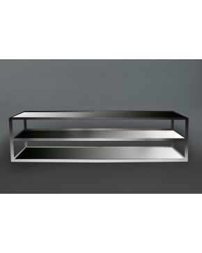 2134-Mueble aparador en metal cromado y cristal con tres alturas. Medidas: 73x46x250 cm.