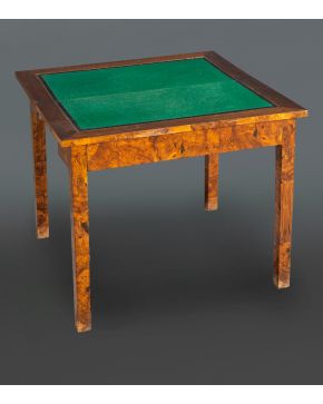 2090-Mesa de juego en madera de raíz, con tapa abatible y tapete al interior.  Medidas: 67 x 80 x 40 cm. 