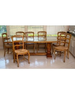 2101-Mesa de comedor estilo rústico en madera de pino con seis sillas a juego. Medidas mesa: 73 x 101 x 200 cm.  Altura sillas: 97 cm.