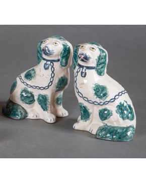 497-Pareja de perros en loza esmaltada de Staffordshire. Altura: 23 cm.